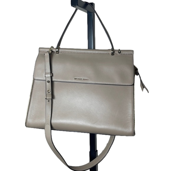Michael Kors Handbags - Michael Kors Jasmine Medium Satchel champagne removable strap magnetic closure